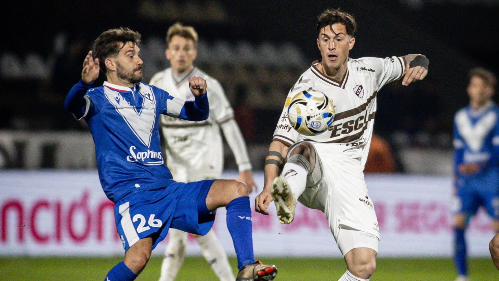 Platense, con uno menos, igualó ante Vélez en Vicente López y sumó su primer punto en el Clausura